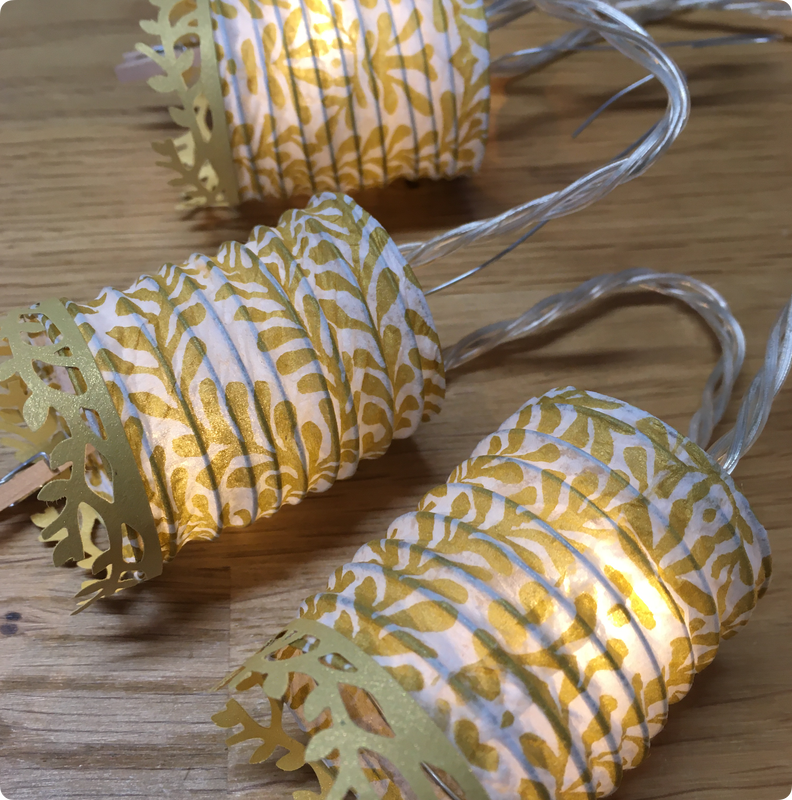 In Thun gefertigte, spezielle Lichterkette, goldfarbig mit Stanzbordüre, für Innenbereich, Schlummerlicht #beleuchtunginthun #stimmungslichtkaufenthun